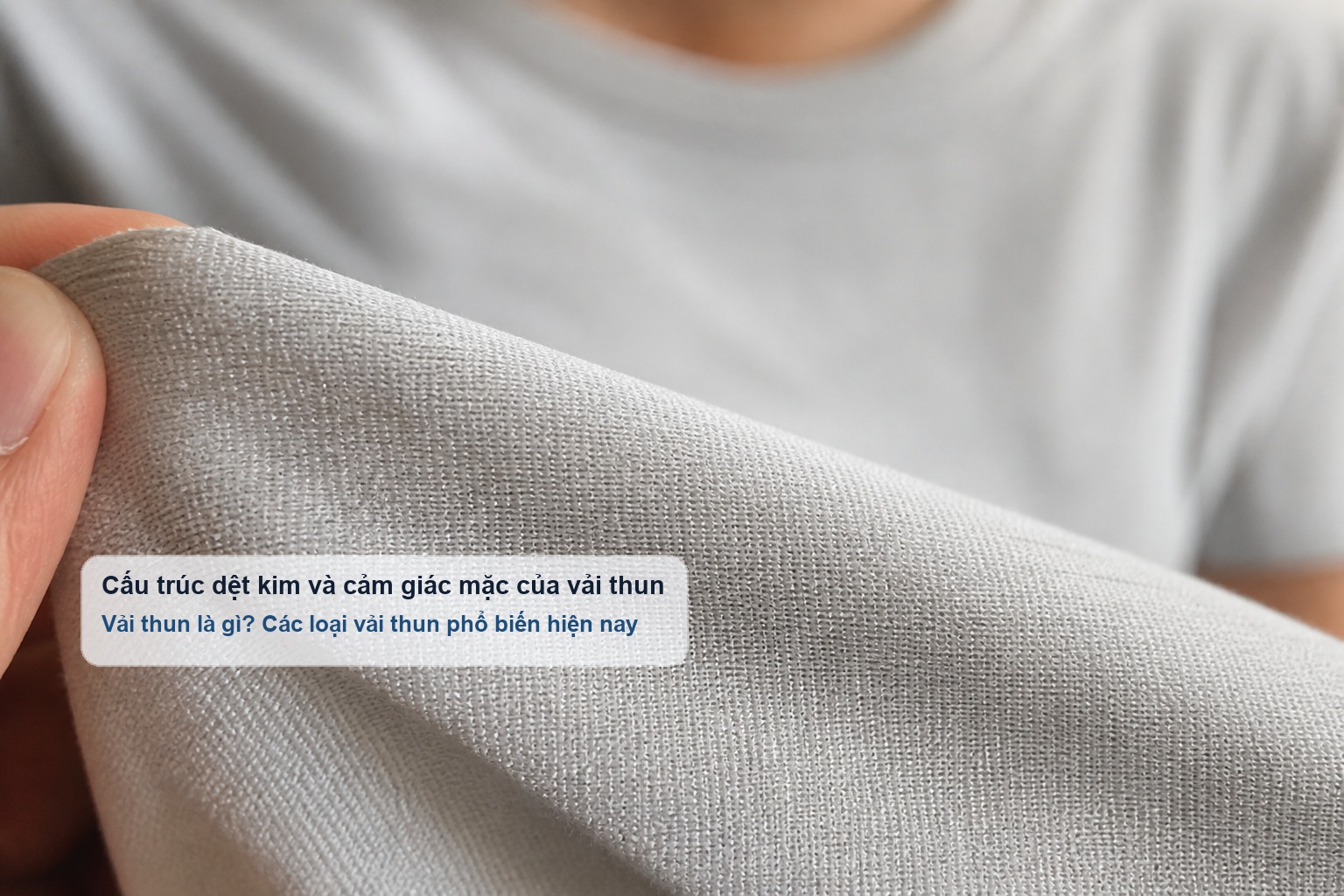 Cấu trúc dệt kim của vải thun tạo cảm giác mềm và ôm người