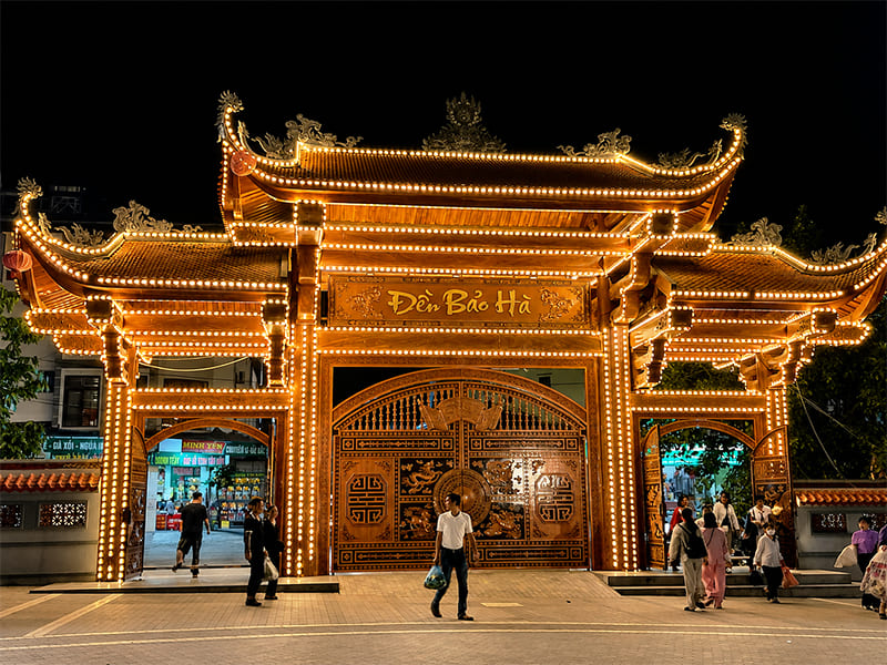 cổng đền thờ ông hoàng bảy