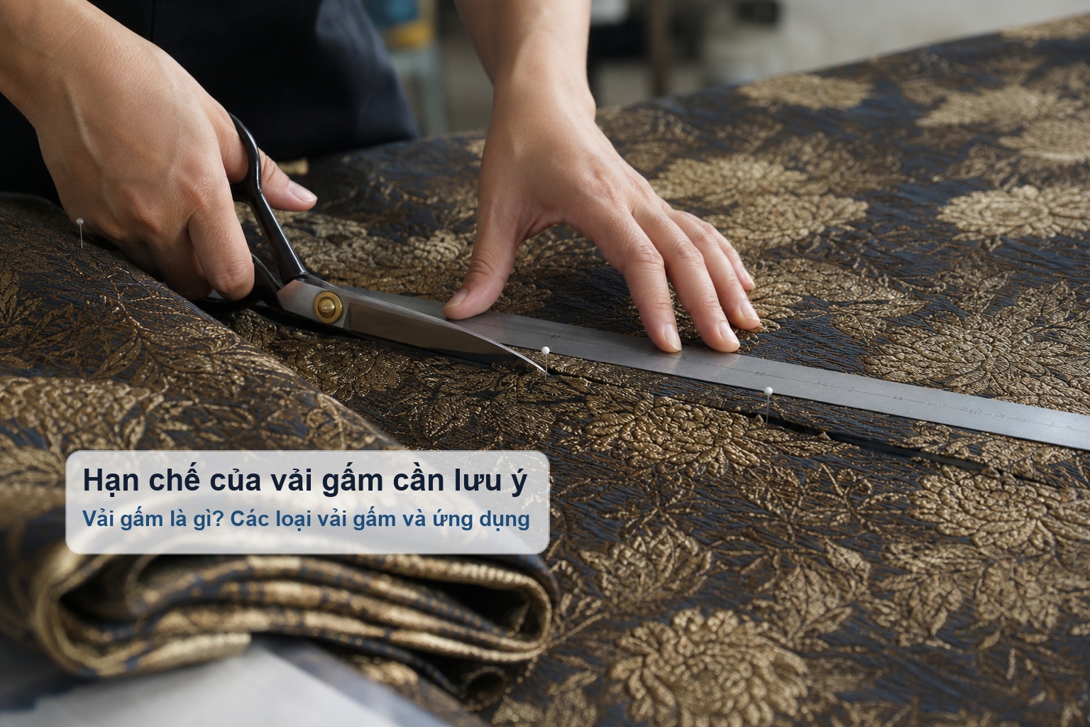 Hạn chế của vải gấm khi mặc nóng và ít co giãn