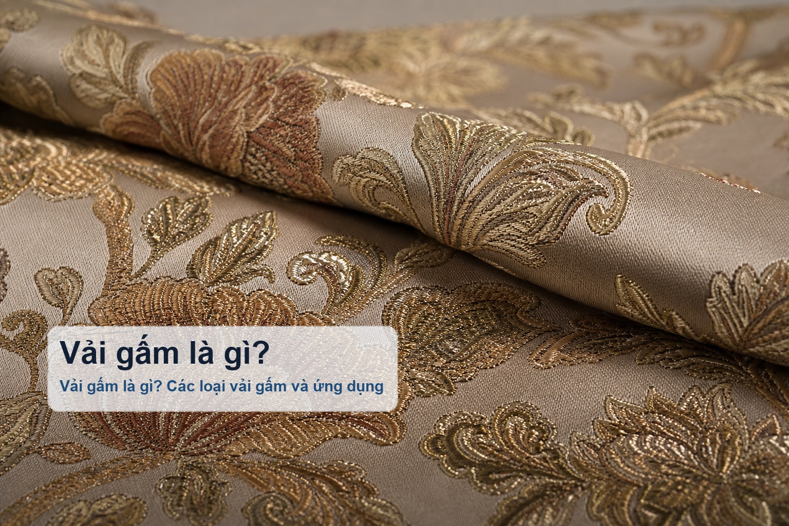 Bề mặt vải gấm với hoa văn dệt nổi rõ nét