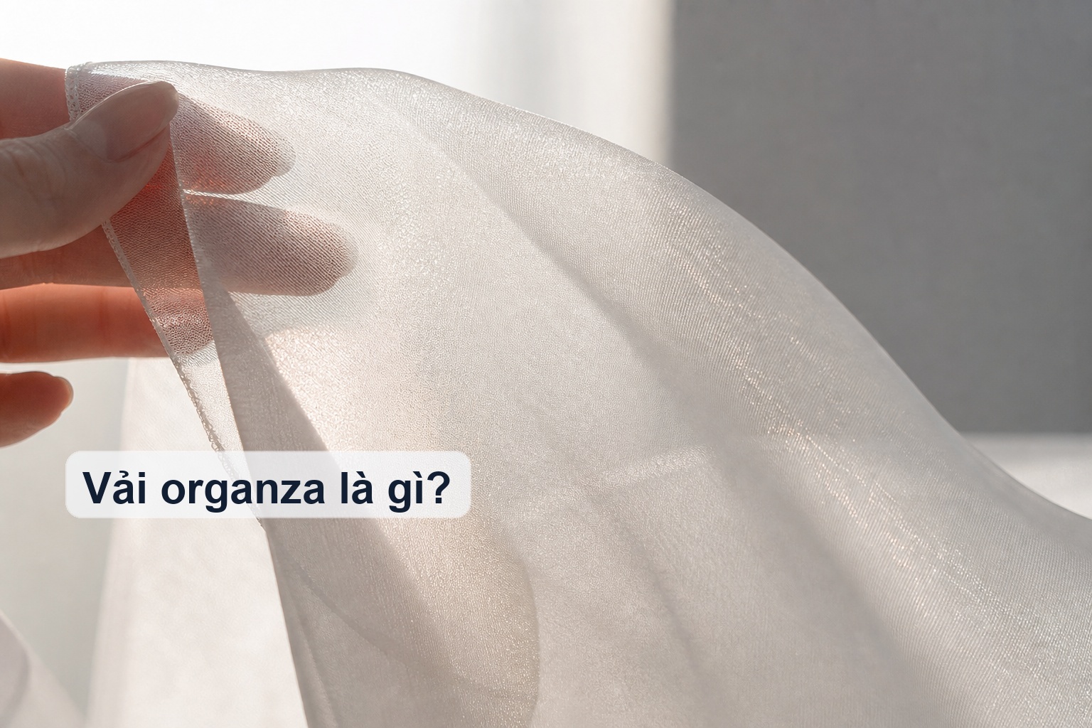 Vải organza mỏng trong với độ đứng nhẹ đặc trưng